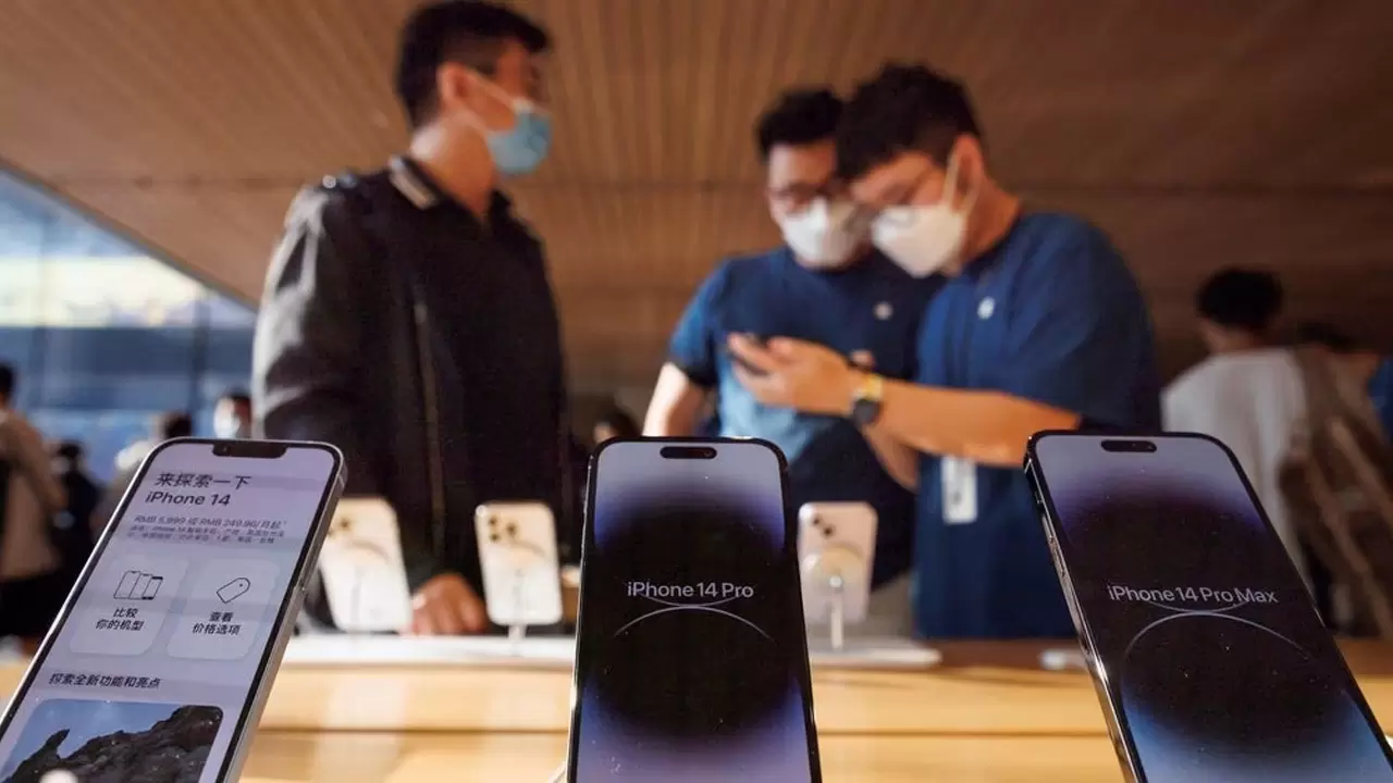 China Prohibits iPhones for Government Officials